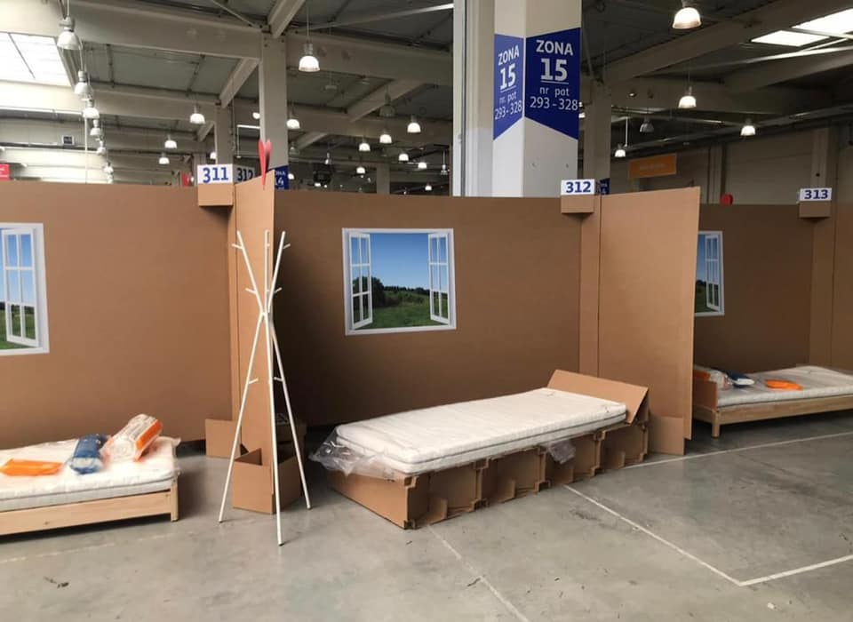 Дві тисячі ліжок із екологічного гофрокартону для переселенців передали Буковині з Румунії 