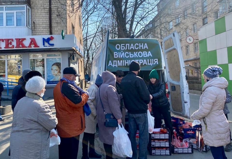 Обласна військова адміністрація продовжує безкоштовно роздавати продукти чернівчанам 