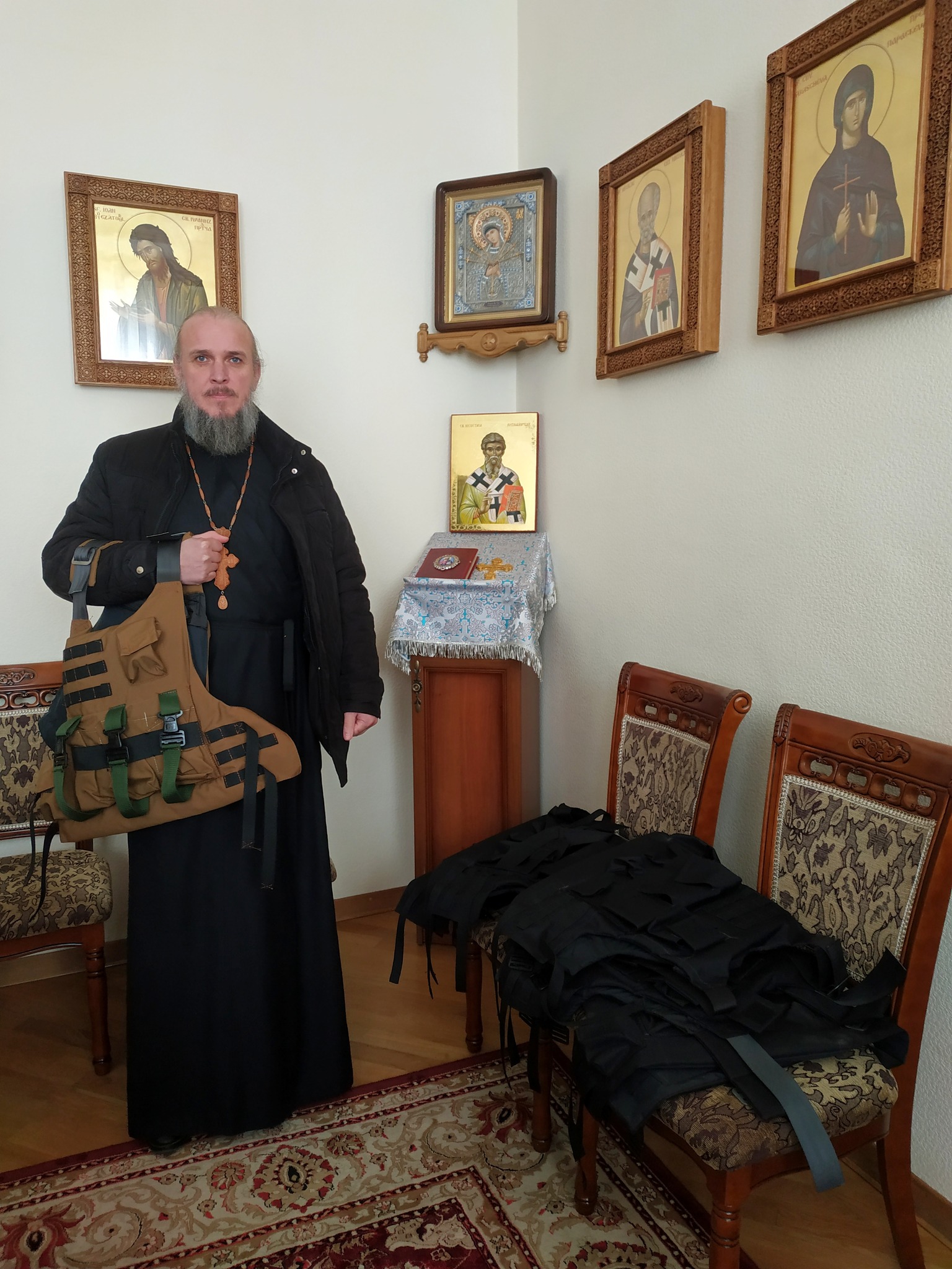 Чернівецько-Буковинська єпархія Московської церкви  пожертвувала ще 8 бронежилетів для захисників України