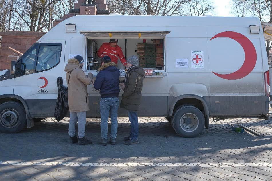 Перші страви, гарніри, гарячі напої  для тисячі осіб: турецькі доброчинці годуватимуть буковинських переселенців 