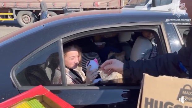 На в'їзді в Чернівецьку область поліцейські пригощають маленьких переселенців солодощами  (ВІДЕО)
