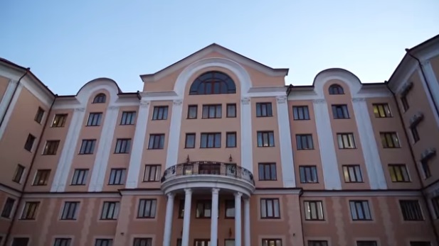 'Монахи готові поступитися келіями': через Банченський монастир у Чернівецькій області пройшло майже 8000 переселенців