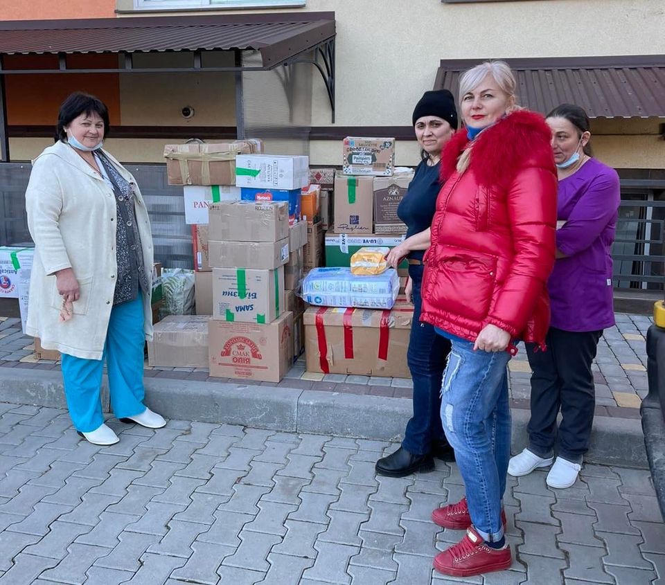 Заробітчанки з Клішківців передали з Італії допомогу породіллям-переселенкам у Чернівецькому перинатальному центру