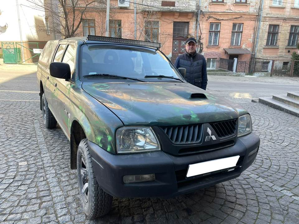 Бурбак передав Mitsubishi L200 для потреб Збройних Сил України  