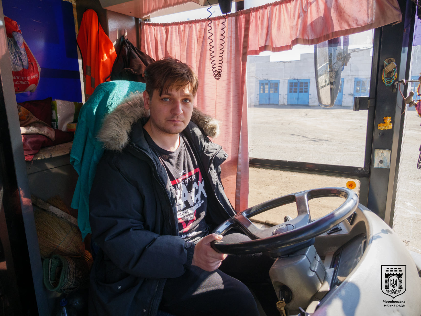 Вимушений переселенець із Києва влаштувався водієм тролейбуса у Чернівцях 