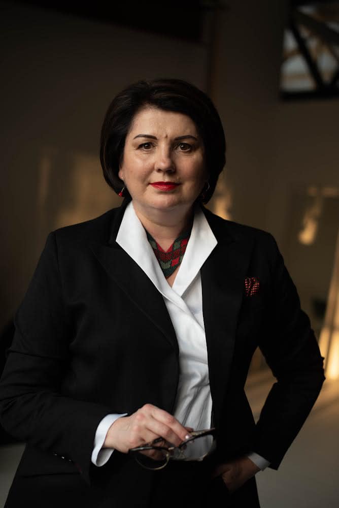 Народна депутатка з Чернівців Лис розповіла про декілька днів у бомбосховищах Києва і 2-3 години у темряві в переповненому вагоні поїзда із Києва 