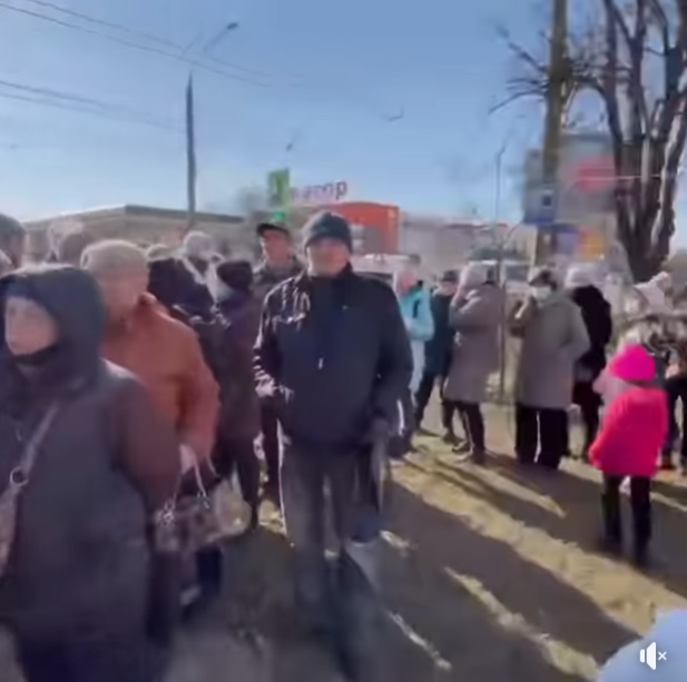 Чернівчани шикуються у довгі черги за гумдопомогою від Чернівецької військової адміністрації   (ВІДЕО)