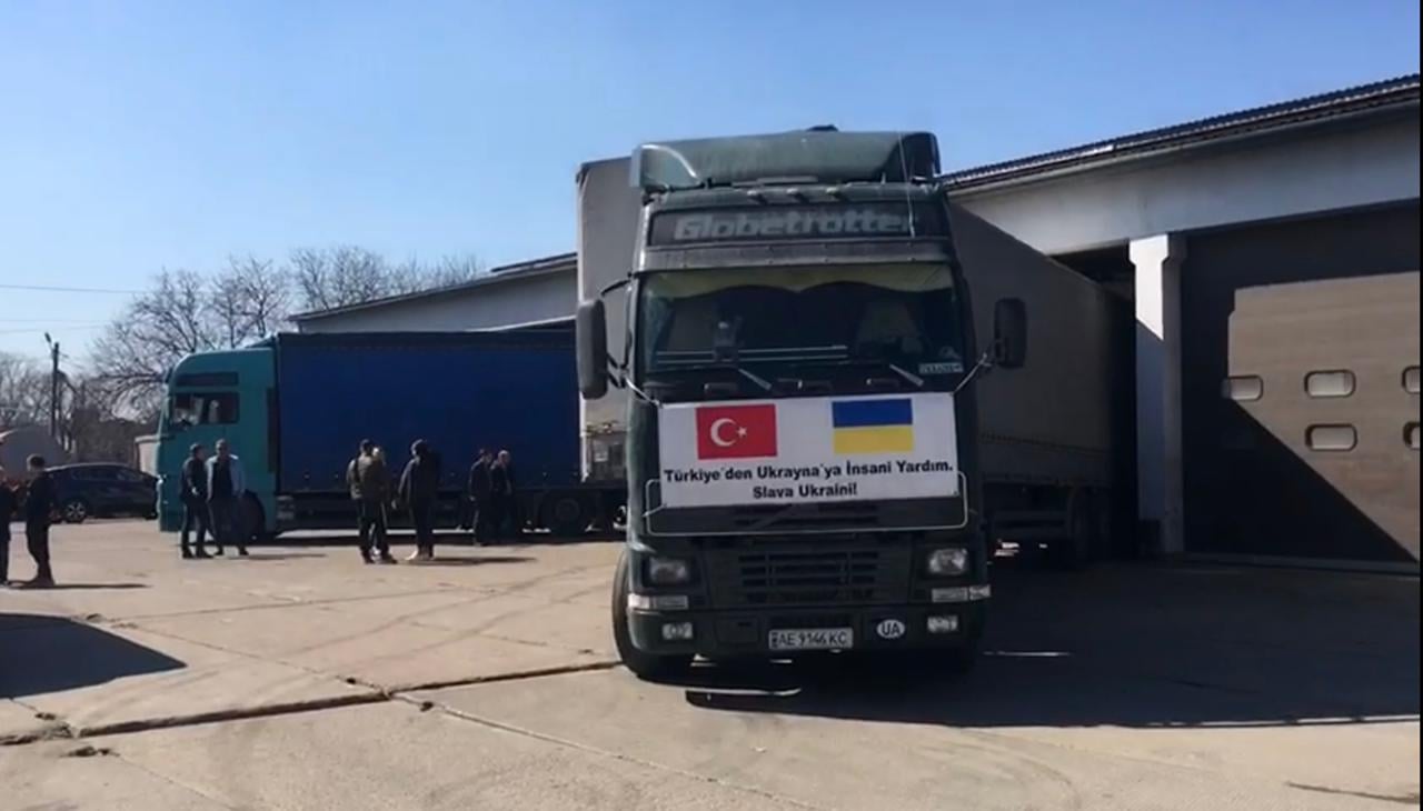 Понад півтисячі бронежилетів, захисні балістичні пластини, дизельні генератори, комплекти термобілизни та апарат ШВЛ: гуманітарний штаб Благодійного фонду «Слава Україні» у Чернівцях отримав велику партію допомоги з Туреччини