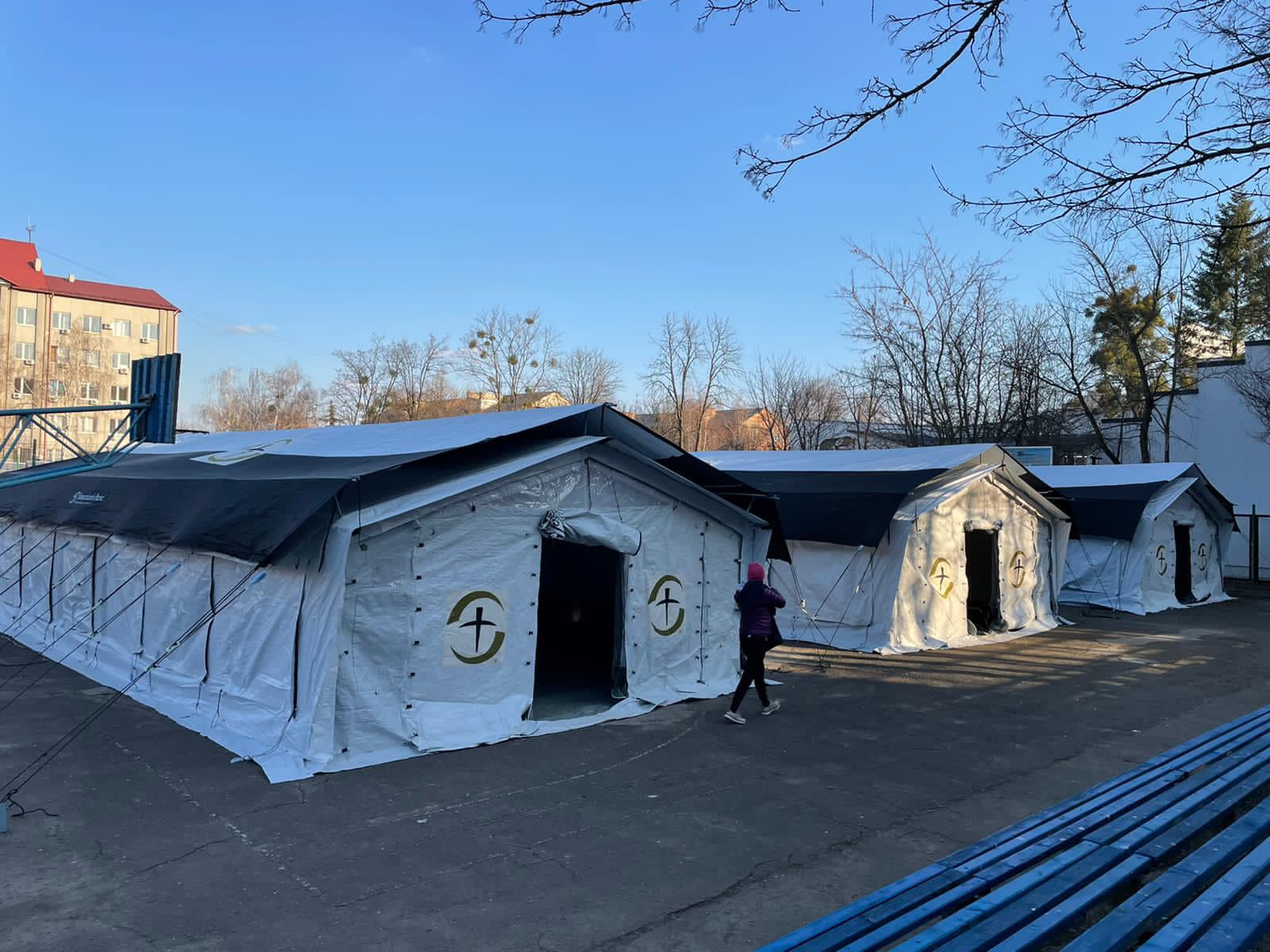 Американський польовий госпіталь у Черніцях вже тиждень безкоштовно надає медичну допомогу і ліки, усім хто її потребує 