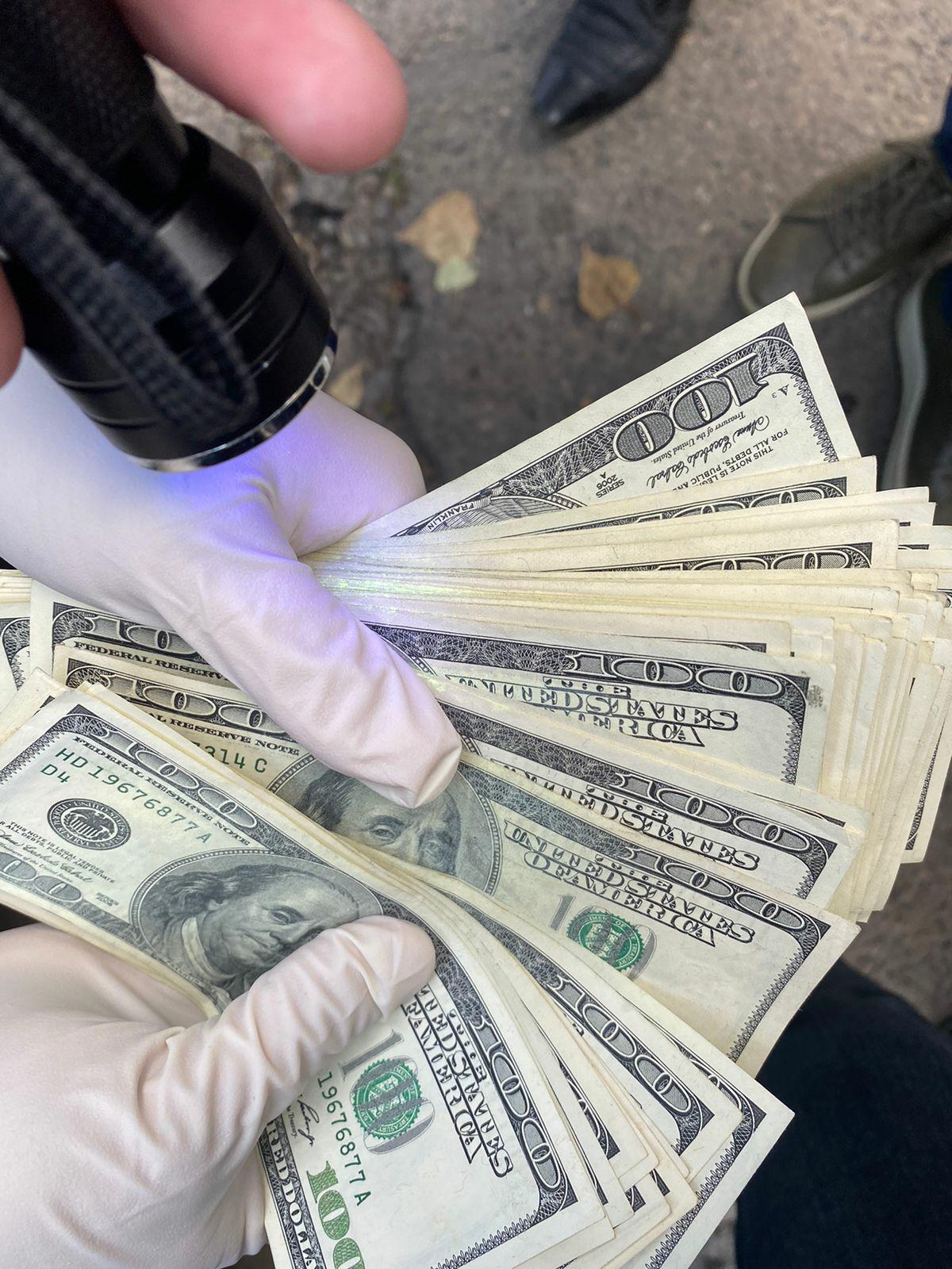 Посадовець АТ «Чернівціобленерго» вимагав 9 000 доларів США за обслуговування та підключення об’єктів до електромереж на Буковині