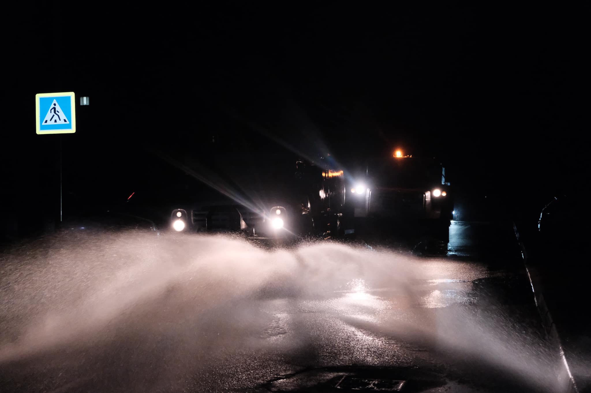 У Чернівцях міські комунальники розповіли, що їх шокувало під час нічного миття вулиць