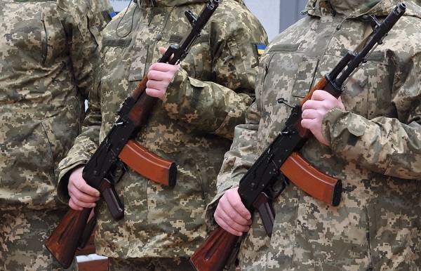 Олександр з Харківщини, Володимир з Краматорська, Андрій з Буковини стали на облік в Чернівецькому військкоматі та вирушили на підкріплення фронтовикам