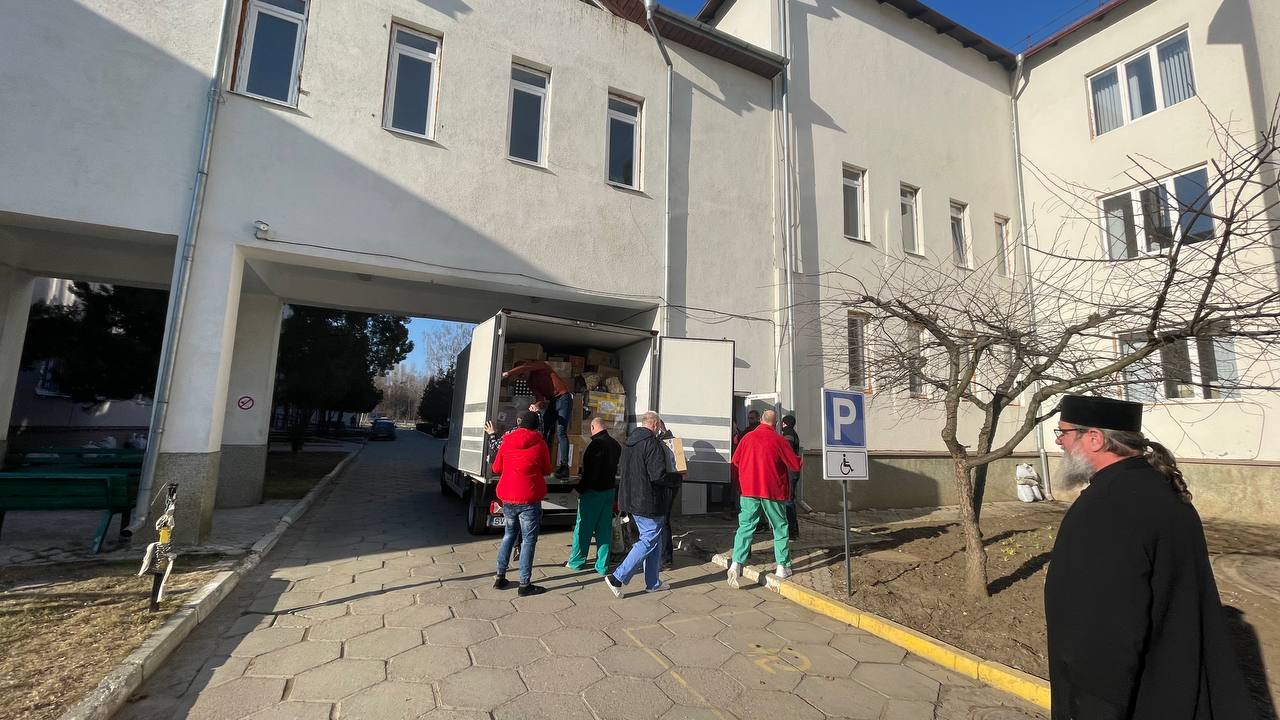 Онкоцентр у Чернівцях отримав вантажівку медичних засобів від Румунської Православної Церкви 