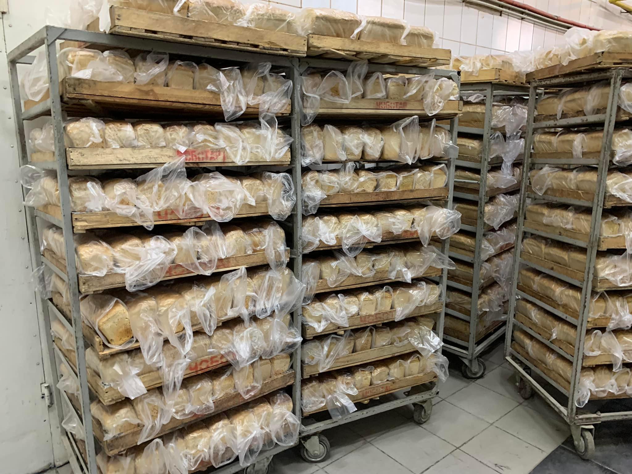 У Чернівцях майже дві тонни турецького борошна пекарі ПП Чоботар за ніч перетворили на 4 тисячі хлібин для Харкова