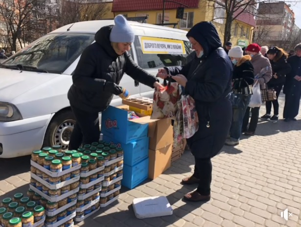 'Дякую, Богдане, тобі за те що роздаєте людям те, що вам передали з Європи', - чернівчани про допомогу з 'Олімпії' 