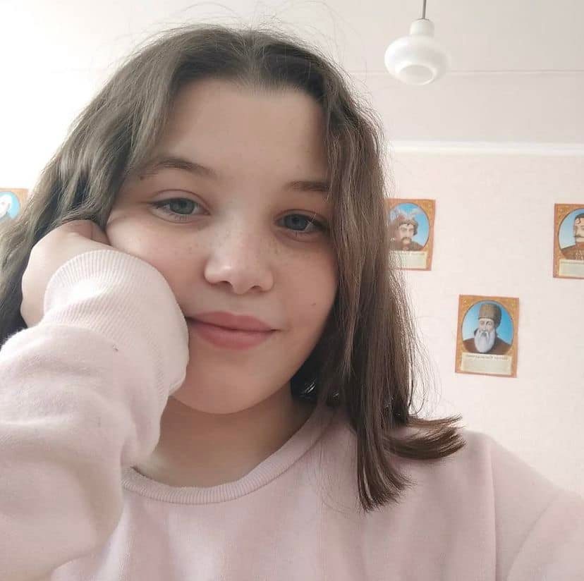 Окупанти силоміць вивезли з Маріуполя 12-річну Кіру Обедінську: дідусь і бабуся, які вимушено переселилися до Чернівців, просять допомогти їм повернути онуку