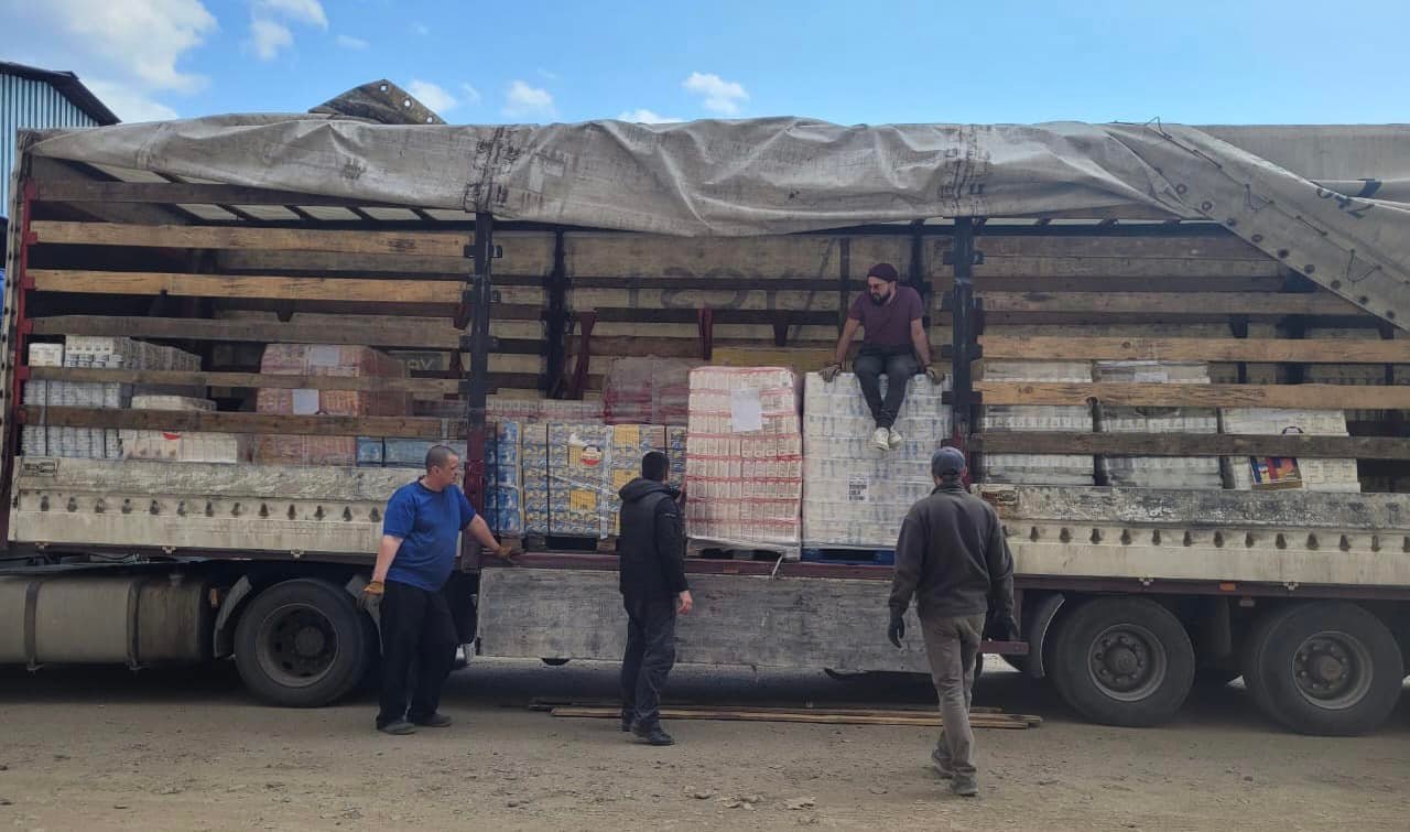 З румунської Сучави до Чернівців привезли консерви, макаронні вироби, муку