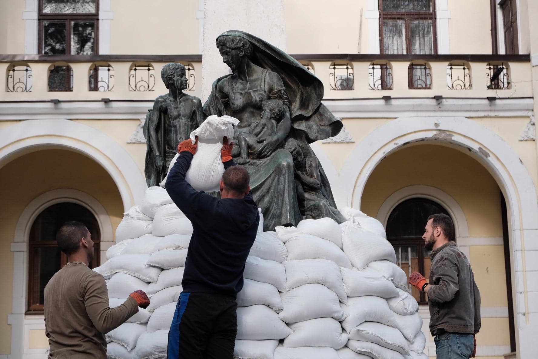 У Чернівцях зміцнили найдавніший пам'ятник: для цього використали 300 мішків із піском