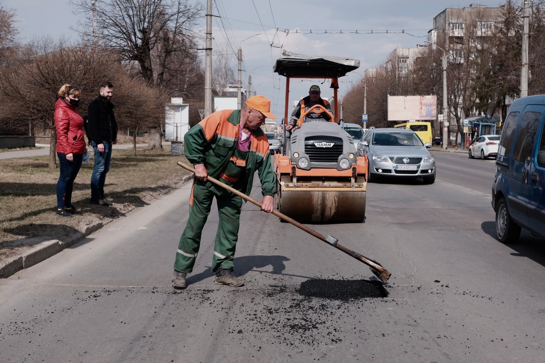 У Чернівцях латають ямки на вулицях Александрі, Героїв Майдану, незабаром візьмуться за Комарова