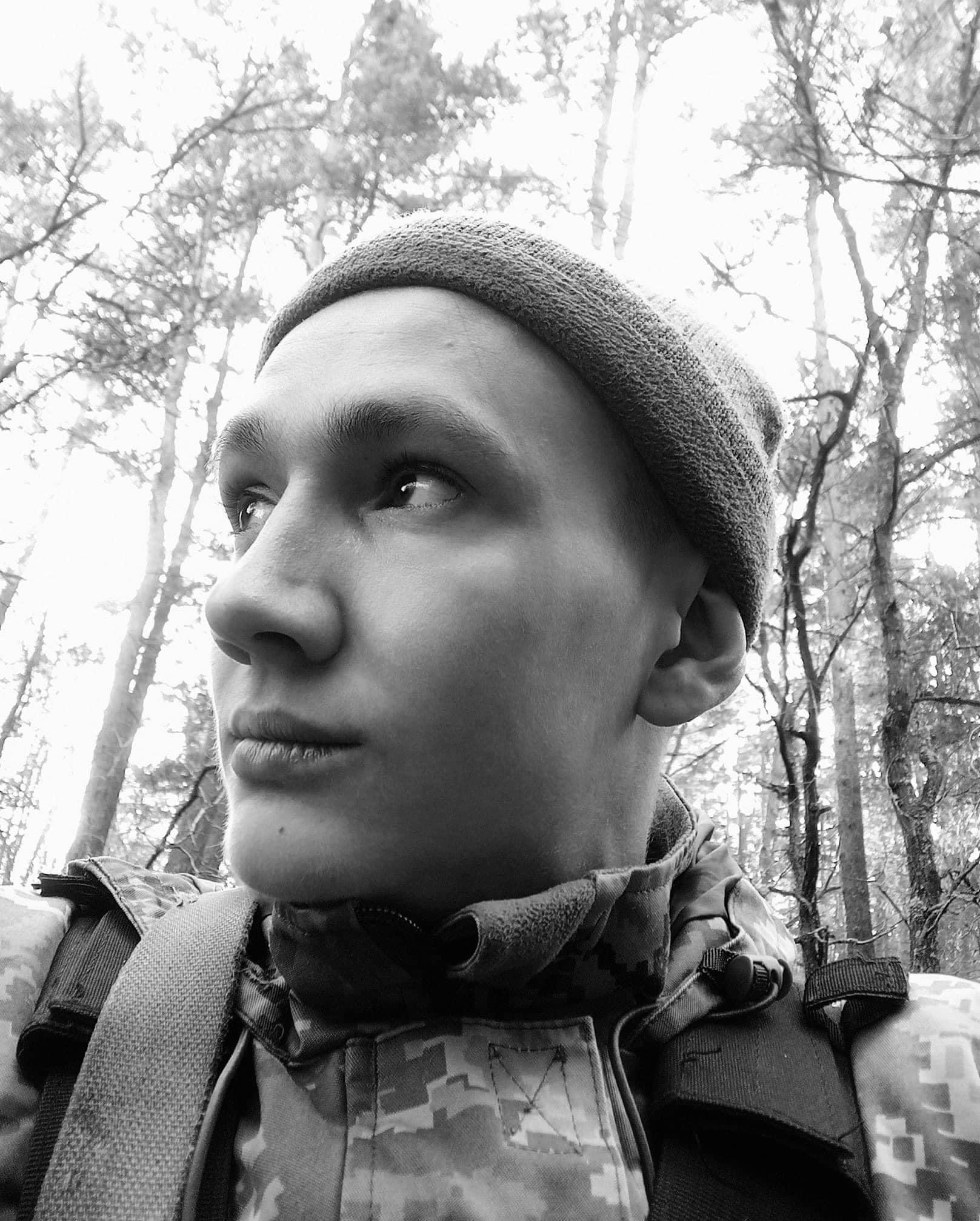 Буковина попрощалася з воїном Максимом Іленчуком, який ціною життя відбивав російський наступ на Україну