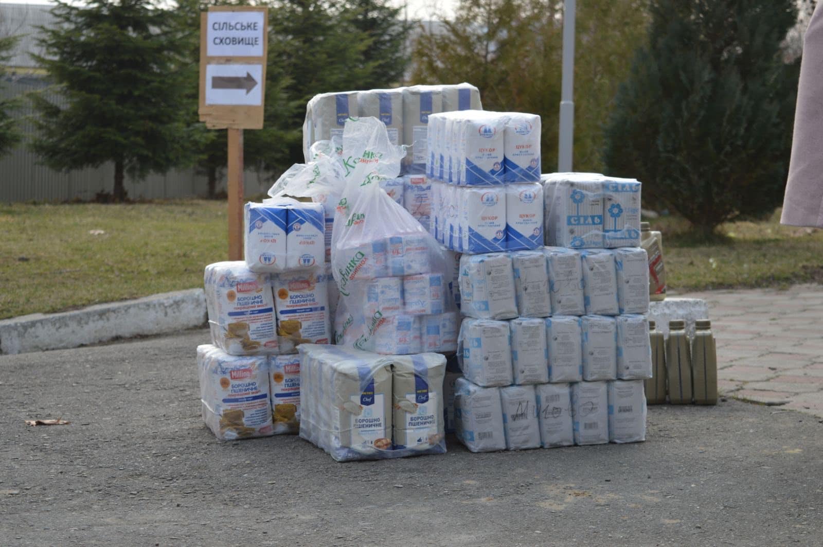 З продуктів, які народний депутат Заремський доставив до села Мигове, місцеві мешканці наготують смаколиків для захисників України 