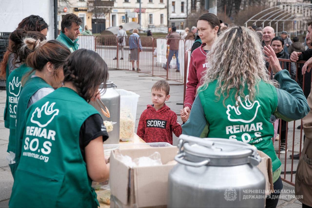 Гречка, котлети та салат з капусти: у Чернівцях іспанці приготували 300 безкоштовних обідів для переселенців