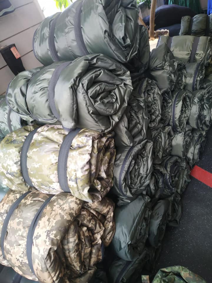 Військовий одяг, 2000 спальників, плащі-накидки: чернівецьке підприємство без вихідних обшиває військових 