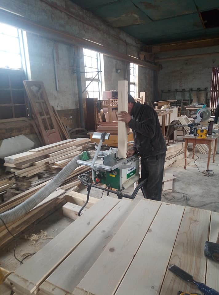 На Глибоччині столярна 'сотня' виготовляє 100 ліжок для тимчасових переселенців, а на Новоселиччині їм передали матраци та ковдри