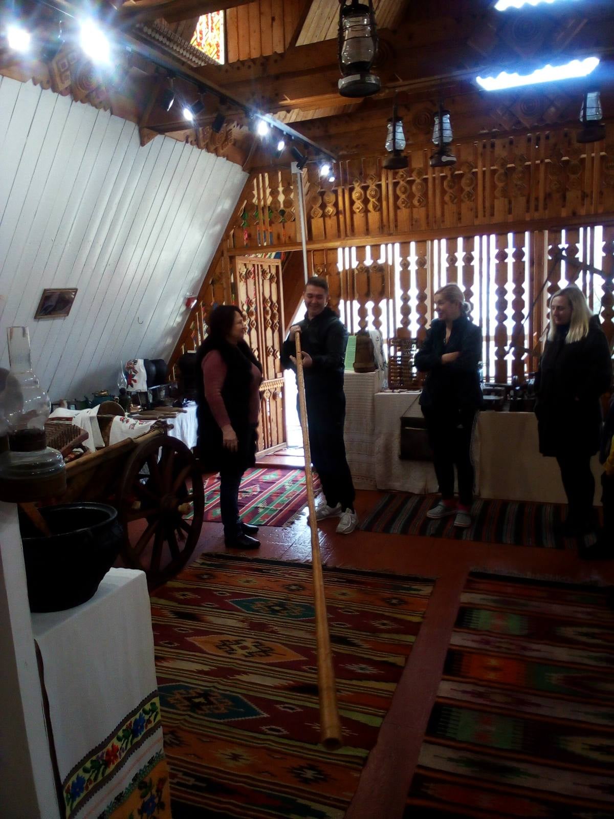 Майже дві сотні вимушених переселенців відкрили для себе неповторний колорит Буковинської Гуцульщини через музей старожитностей та етнографії 