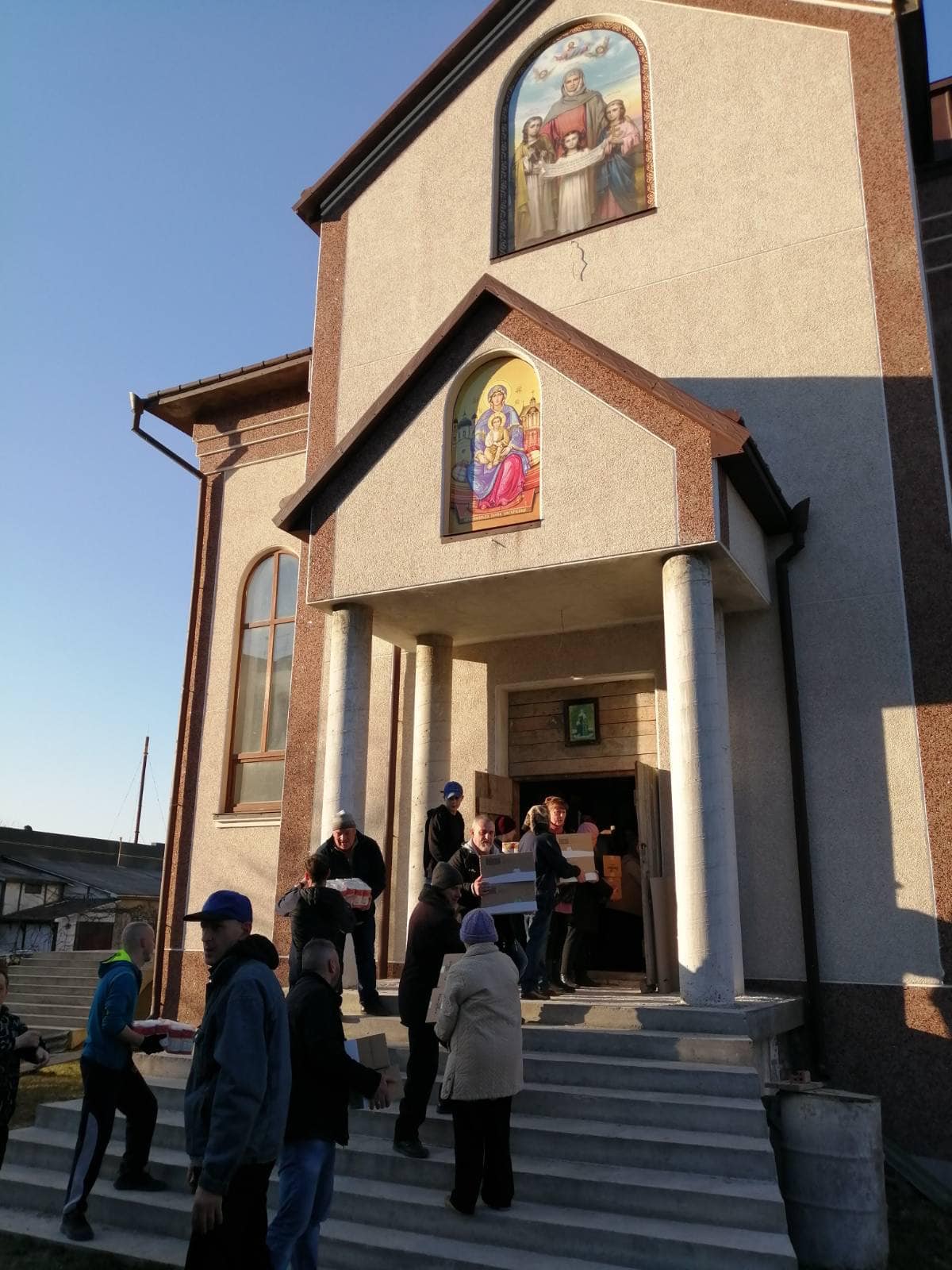 Духовенство і парафіяни храму Православної Церкви України передали гуманітарну допомогу чернівецькому перинатальному центру 