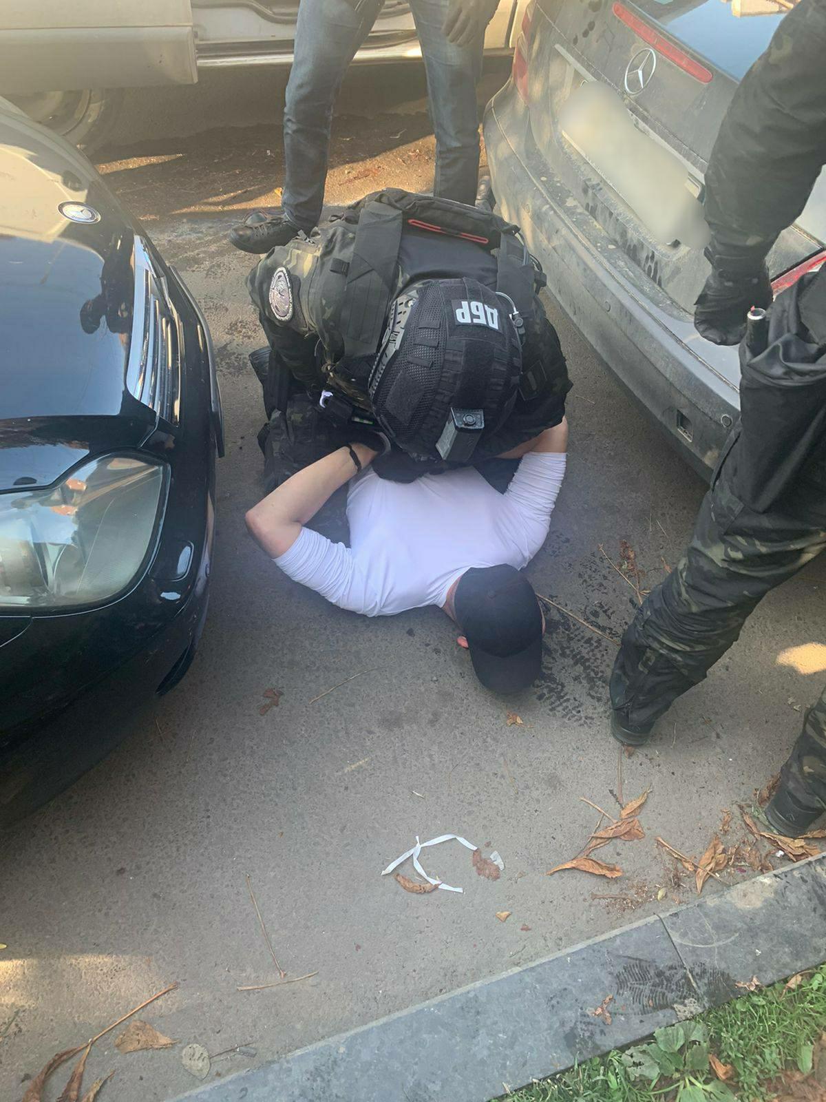 У Чернівецькій області двоє поліцейських і цивільний вимагали з підприємця по 50 USD за кожен ящик сигарет 