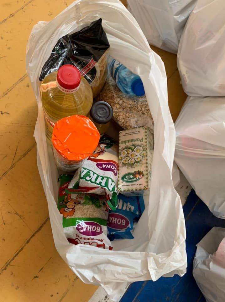 Пачка борошна, пачка цукру, дві маленькі шоколадки та 50 г паштету на місяць… на двох - це знущання: депутатка міськради хоче унормувати продуктові набори для вимушених переселенців 