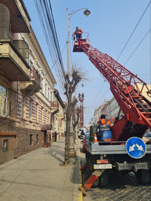 Аби не сміялися перехожі: на ділянці Головної від Кафедральної до Шевченка встановили ліхтарі на порожніх опорах, де їх чомусь не було багато років 