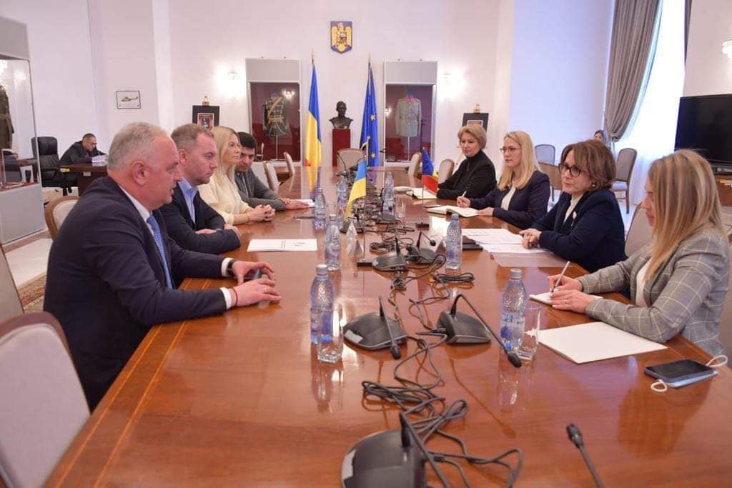 Голова комісії з нацбезпеки та оборони Сенату Румунії Ніколета Паулюк не змогла стримати сльози, через війну в Україні  