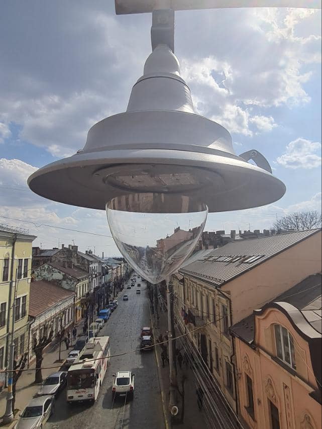 У Чернівцях на вулиці Головній встановили незвичний ліхтар