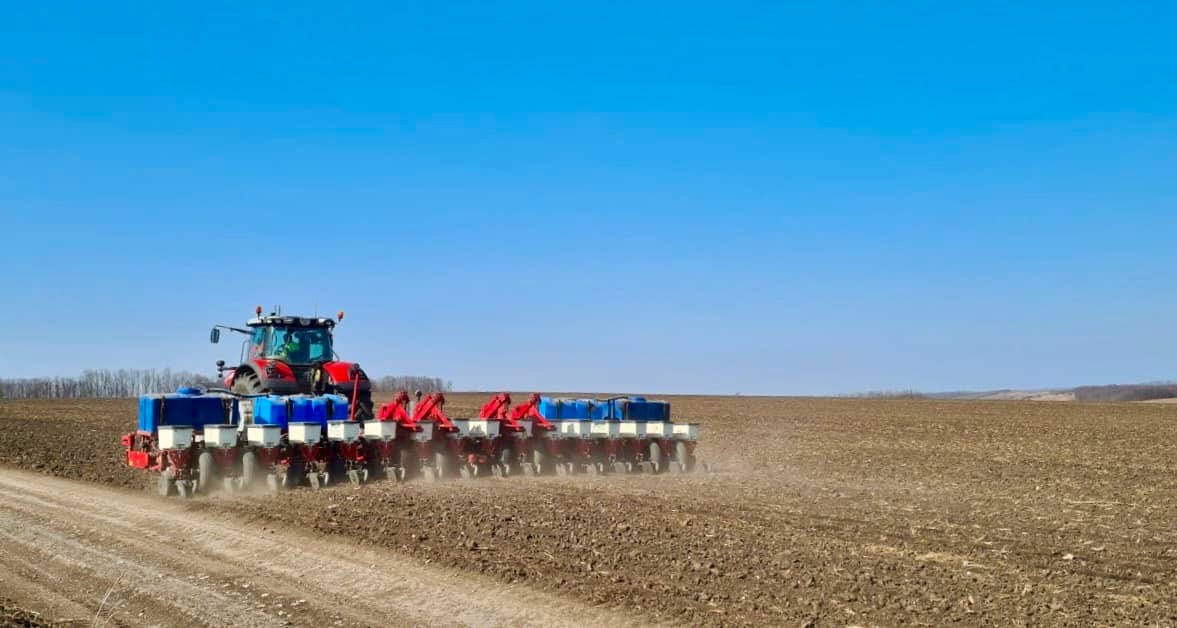 Переселився до хотинського Рукшина – і одразу до роботи стажером в полі