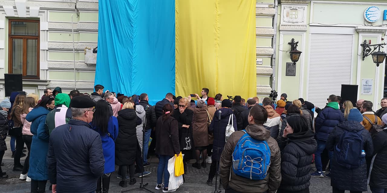 Поки у Чернівцях німці з Дюссельдорфа збирали підписи за допуск України до ЄС, мерія Берліна дозволила росіянам влаштувати автошабаш проти русофобії