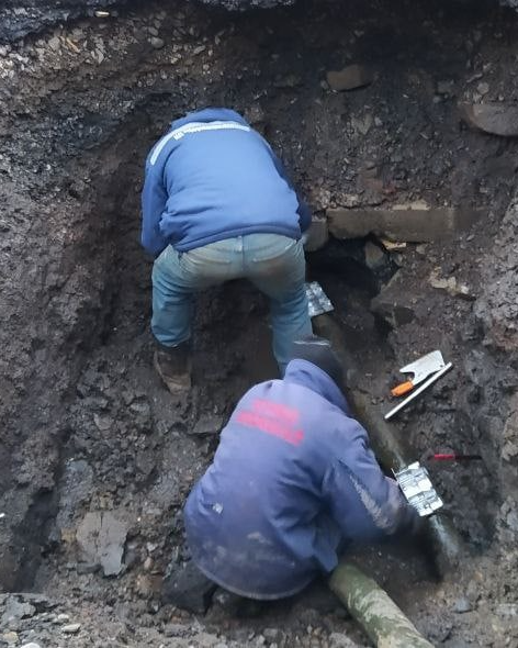 На вулиці Кармелюка залишили старезні труби, які тільки притрусили зверху асфальтом