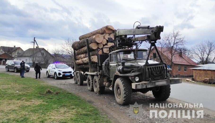 У Берегометі затримали УРАЛ завантажений краденим лісом