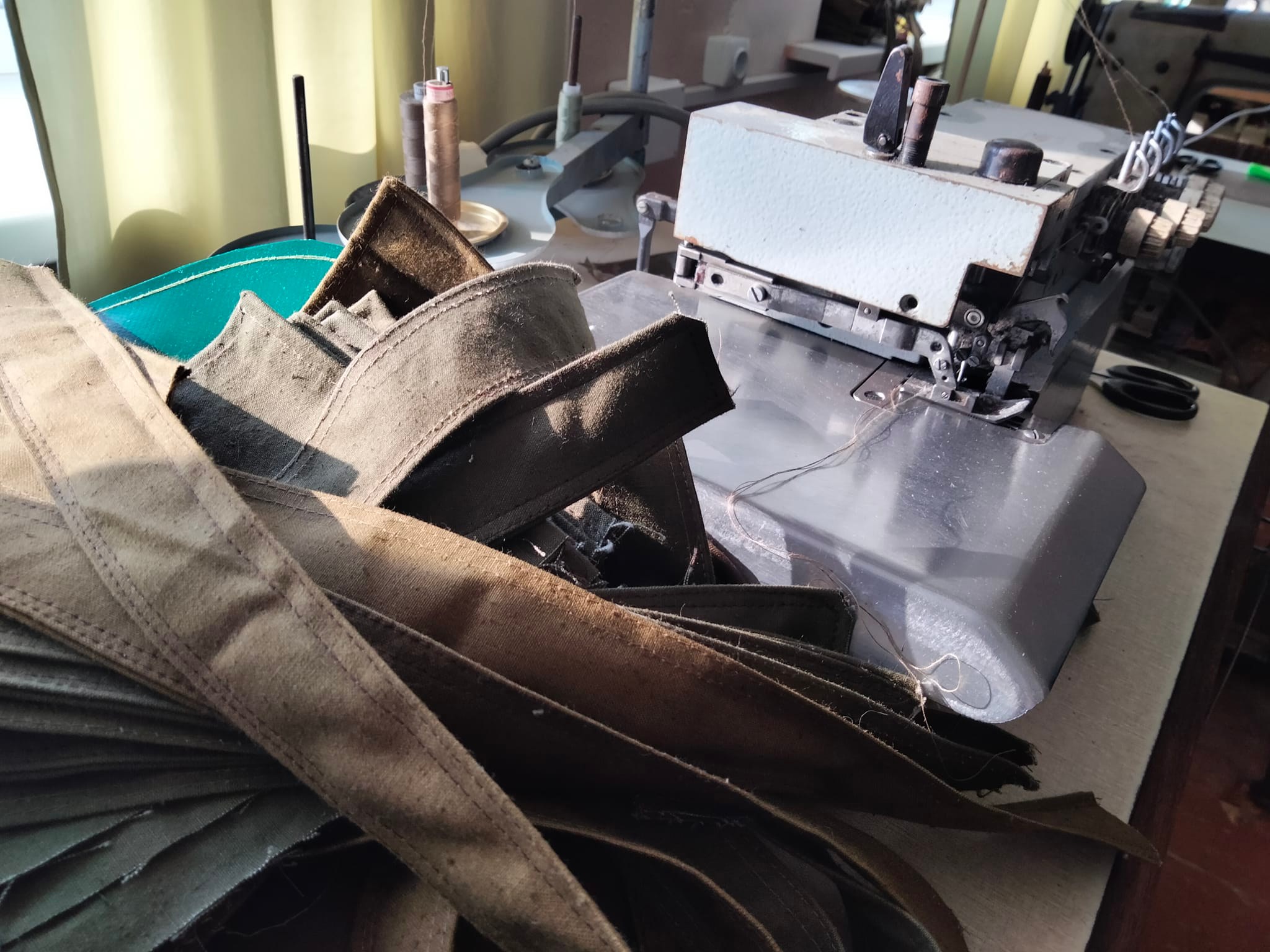 У чернівецькій школі №3 відкрили тимчасову майстерню, де шиють аптечки для ЗСУ