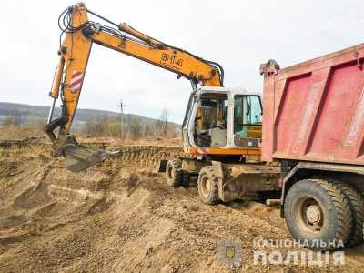 У селі під Чернівцями крали гравій та пісок: Зарайський пише, що для нашого однокурсника Жаровського - фото
