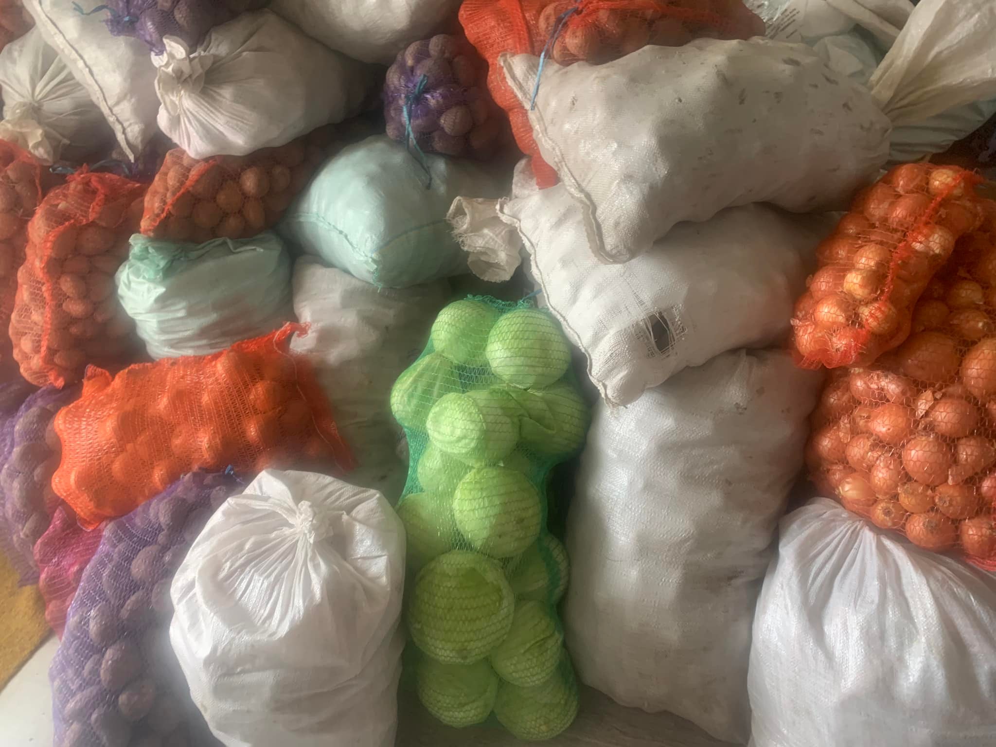 Прихожани трьох храмів ПЦУ на Кіцманщині відправили понад дві тонни гумдопомоги до Бородянки 