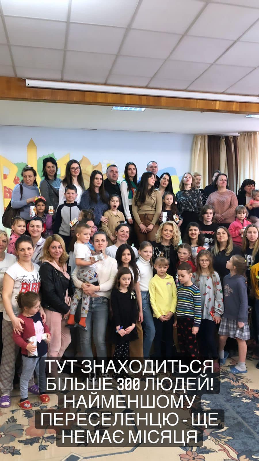 Співачка Аліна Гросу заспівала для переселенців найбільшого прихистку у Чернівцях