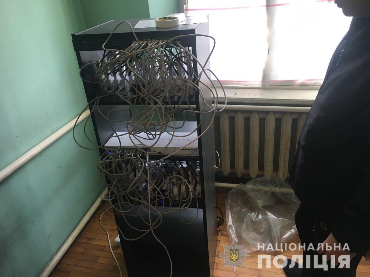 Провели 12 обшуків за адресами офісних приміщень та у місцях проживання: у поліції повідомили подробиці викриття трьох буковинців, які налаштували сервери для російських DDoS-атак на українські ресурси