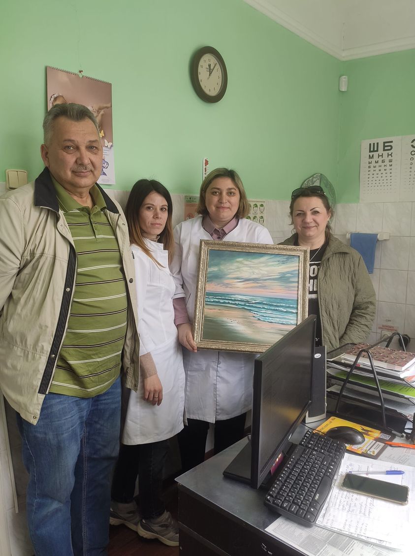 Знана на Київщині мисткиня, яка переїхала до Чернівців з Ірпеня, написала картину для медиків міської поліклініки