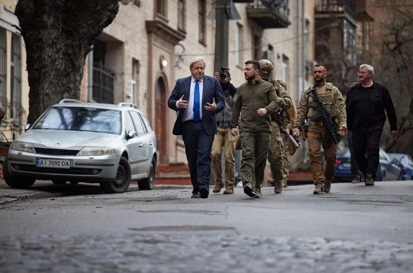 Зеленський зустрів Джонсона у футболці за 200 гривень: у мережі зібрали лук президента 