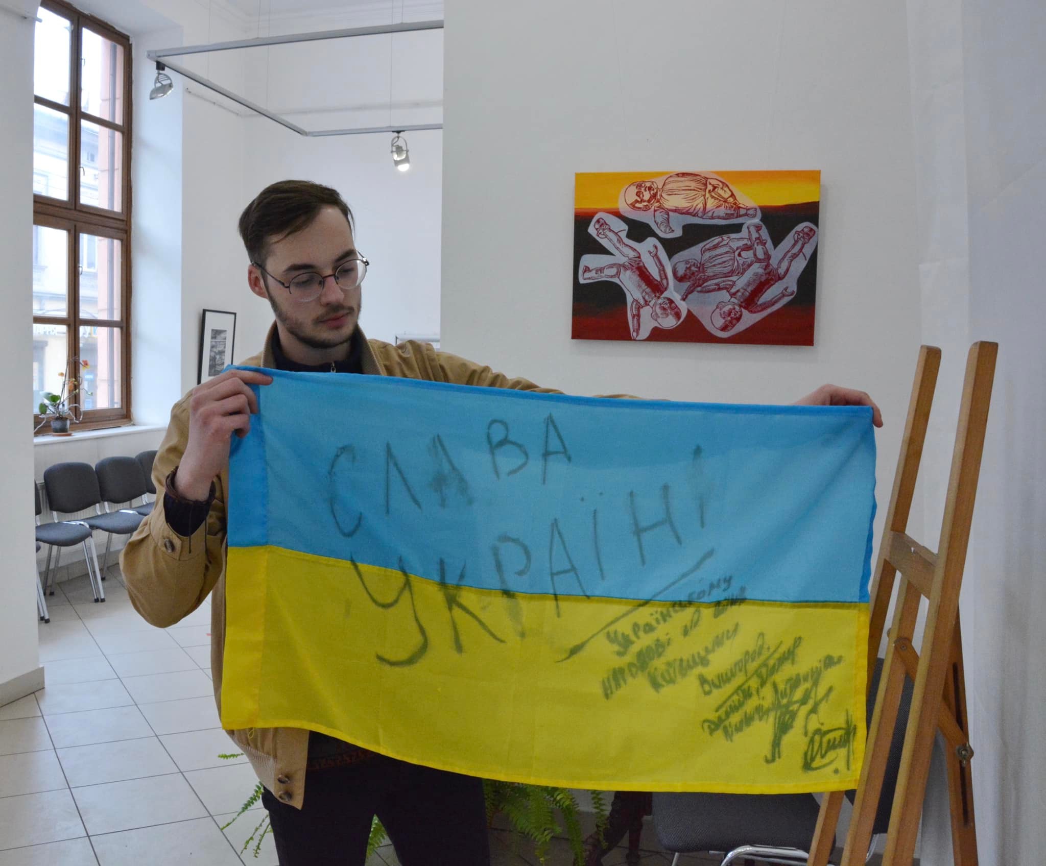 У Чернівцях відкрилася мистецька виставка-аукціон, кошти з якого передадуть на потреби ЗСУ 