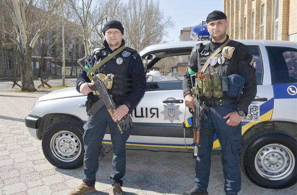 Чернівецькі поліцейські виручили миколаївських колег, авто яких після обстрілу не підлягало ремонту 