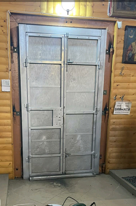 'Подвійні броньовані двері, металева коробка з 120 мм товстостінної квадратної труби, для чого?': церкву у Михальчі вперше за три роки відкрили для прихожан