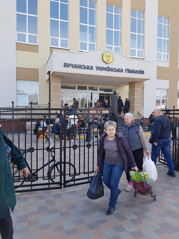 Господині Новоселицької ОТГ пекли хліб і солодощі, варили вареники, нарізали салати, зносили консервацію, щоб таким способом підтримати тих мешканців Бучі, які пережили жах російської окупації